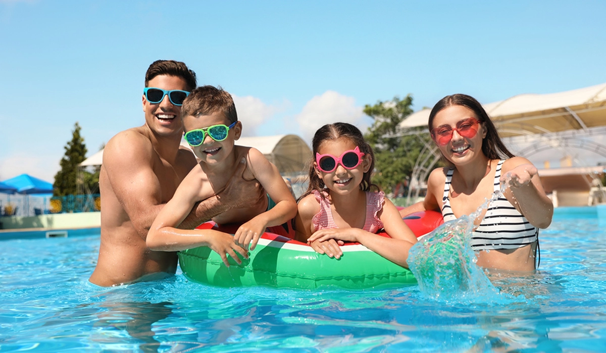 Imagine ce ilustrează o familie in pisicina unui hotel în Hurghada